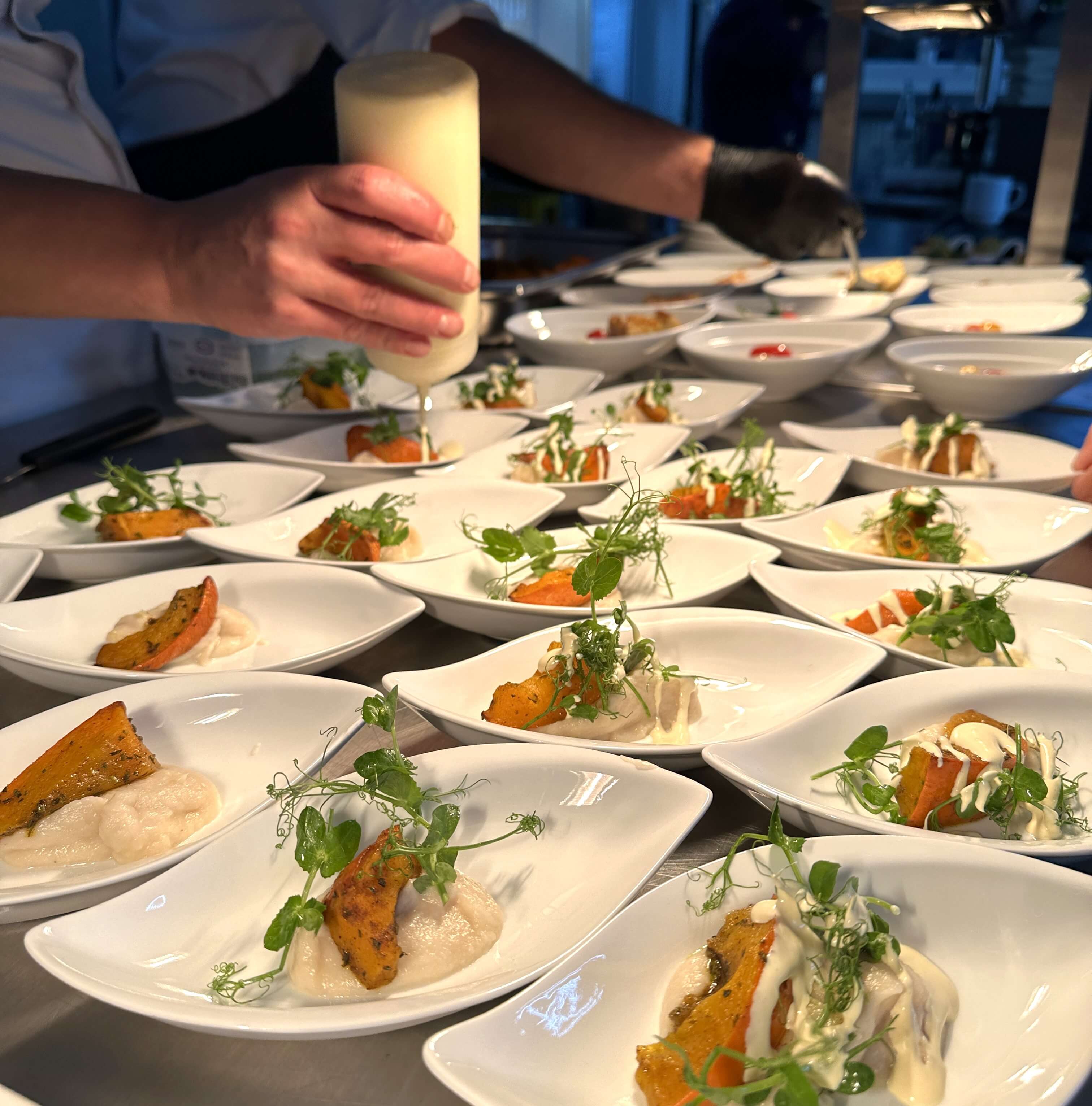 Albertz Catering Hannover - Koch richtet vor Ort einen Hauptgang kunstvoll an